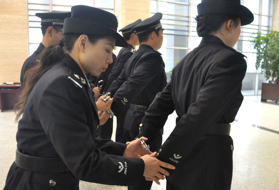 图为该院法警进行手铐使用技能演练