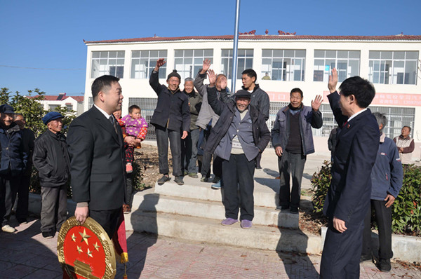 图七:村民们将法官送到村口,挥手道别。_副本.jpg