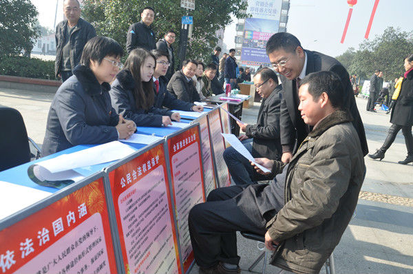法官志愿者走进社区接受群众法律咨询_副本.jpg