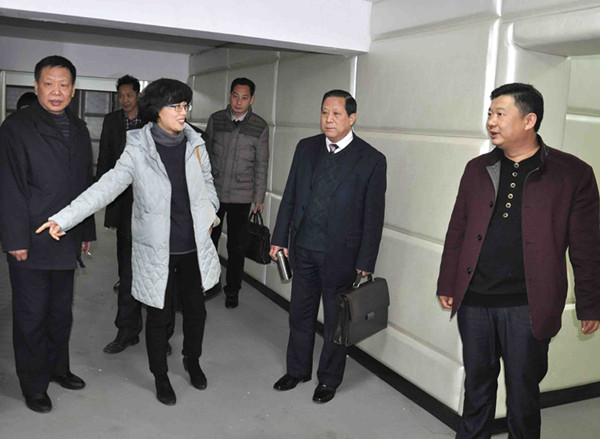 市人大法工委主任霍焰(前左二)一行查看襄州法院庭审保障设施建设.jpg 市人大法工委主任霍焰(前左二)一行查看襄州法院庭审保障设施建设.jpg