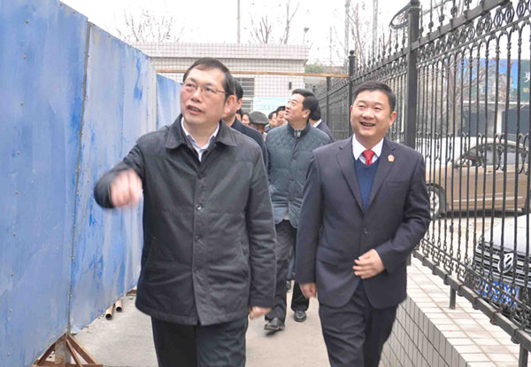 图一，襄州法院院长徐俊向市委副书记虞国旗（左一）汇报诉讼服务中心改建情况_副本.jpg