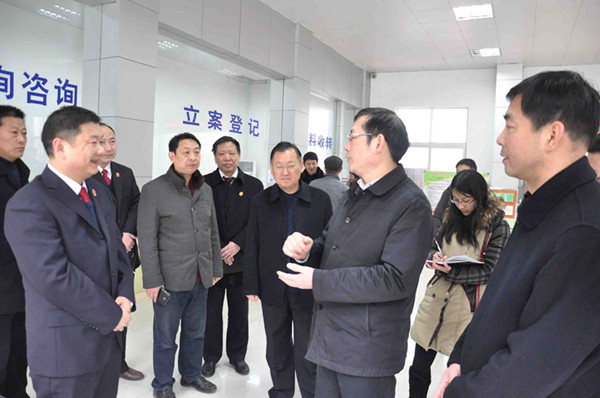 图二，市委副书记虞国旗（右前二）在襄州法院立案大厅了解便民诉讼服务情况_副本.jpg