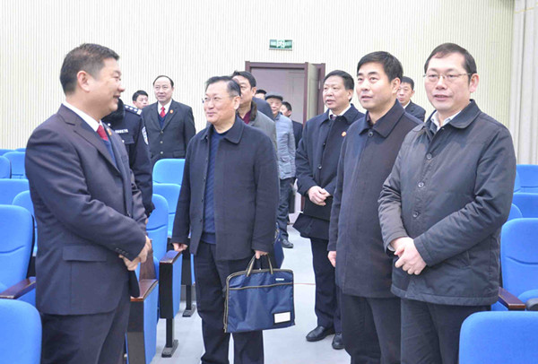 图三，市委副书记虞国旗（右一）视察襄州法院科技法庭_副本.jpg