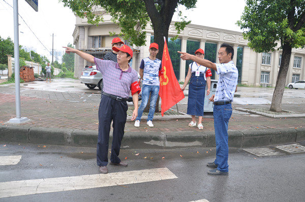 襄州法院“小红帽”志愿者助力文明城市建设_副本.jpg
