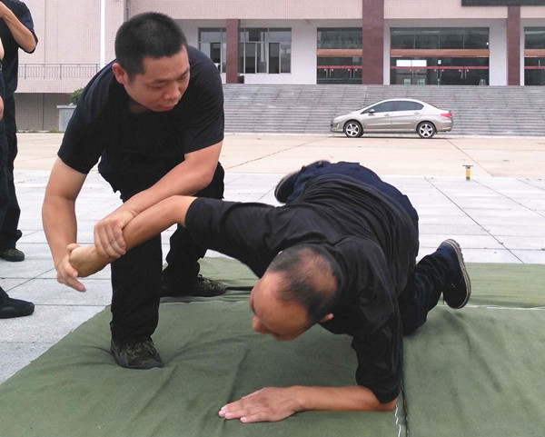 实战防卫技能对练_副本.jpg 实战防卫技能对练_副本.jpg