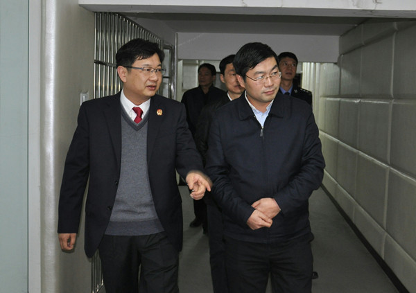 区委书记杨兴铭（右）调研区法院审判保障设施_副本.jpg