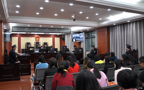 图为诉调委辅助人员观摩庭审现场_副本.jpg
